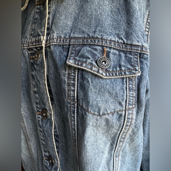 Jean Jacket 🩵 - Picture 4 of 7